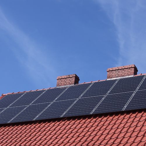 Schone zonnepanelen op het dak van een huis zorgen voor optimale energieopbrengst en een langere levensduur.