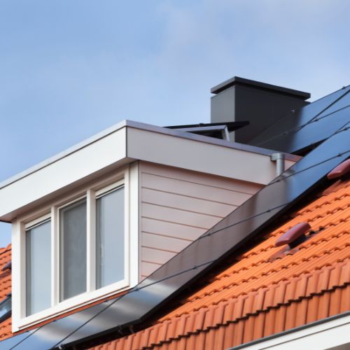 Schone dakkapel op een dak na een professionele reiniging voor een frisse uitstraling en langere levensduur.
