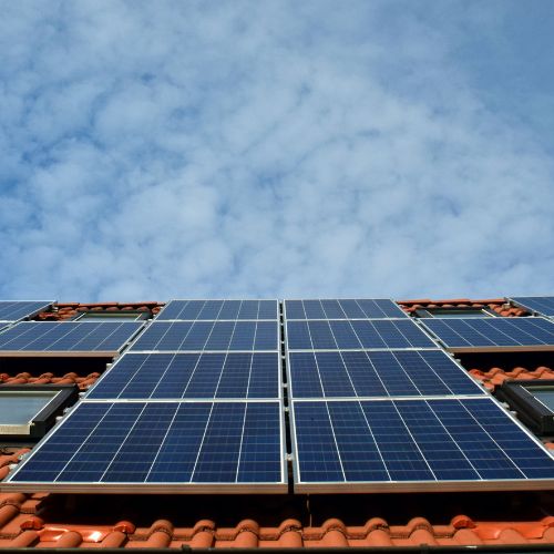 Schone zonnepanelen op het dak van een huis na een professionele reiniging voor maximale energieopbrengst.