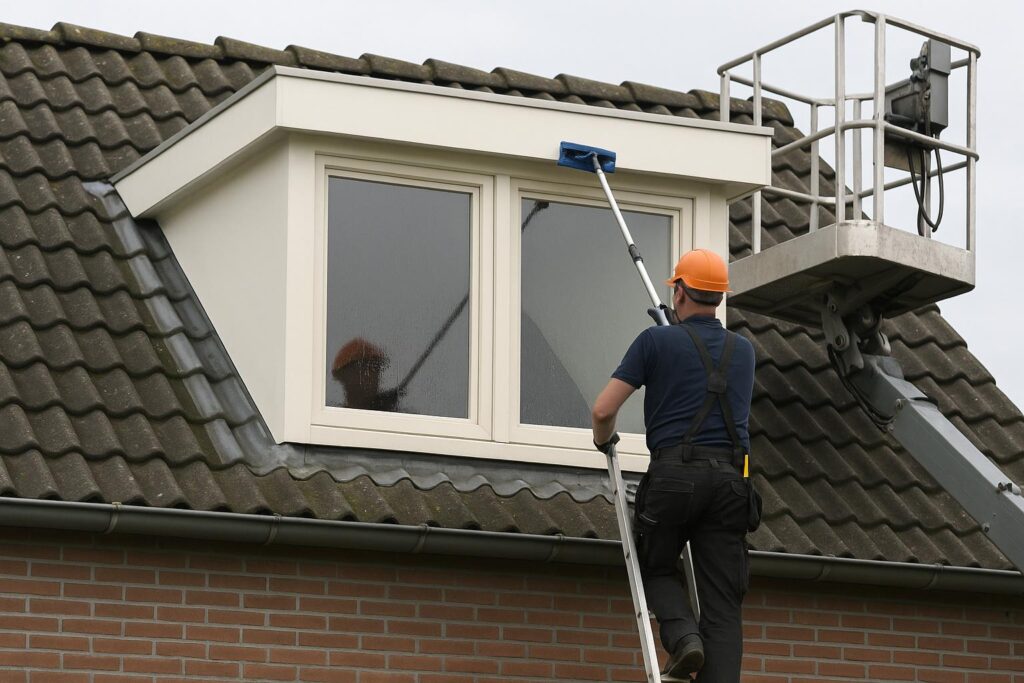 Je dakkapel schoonmaken zelf aanpakken of veilig laten uitvoeren